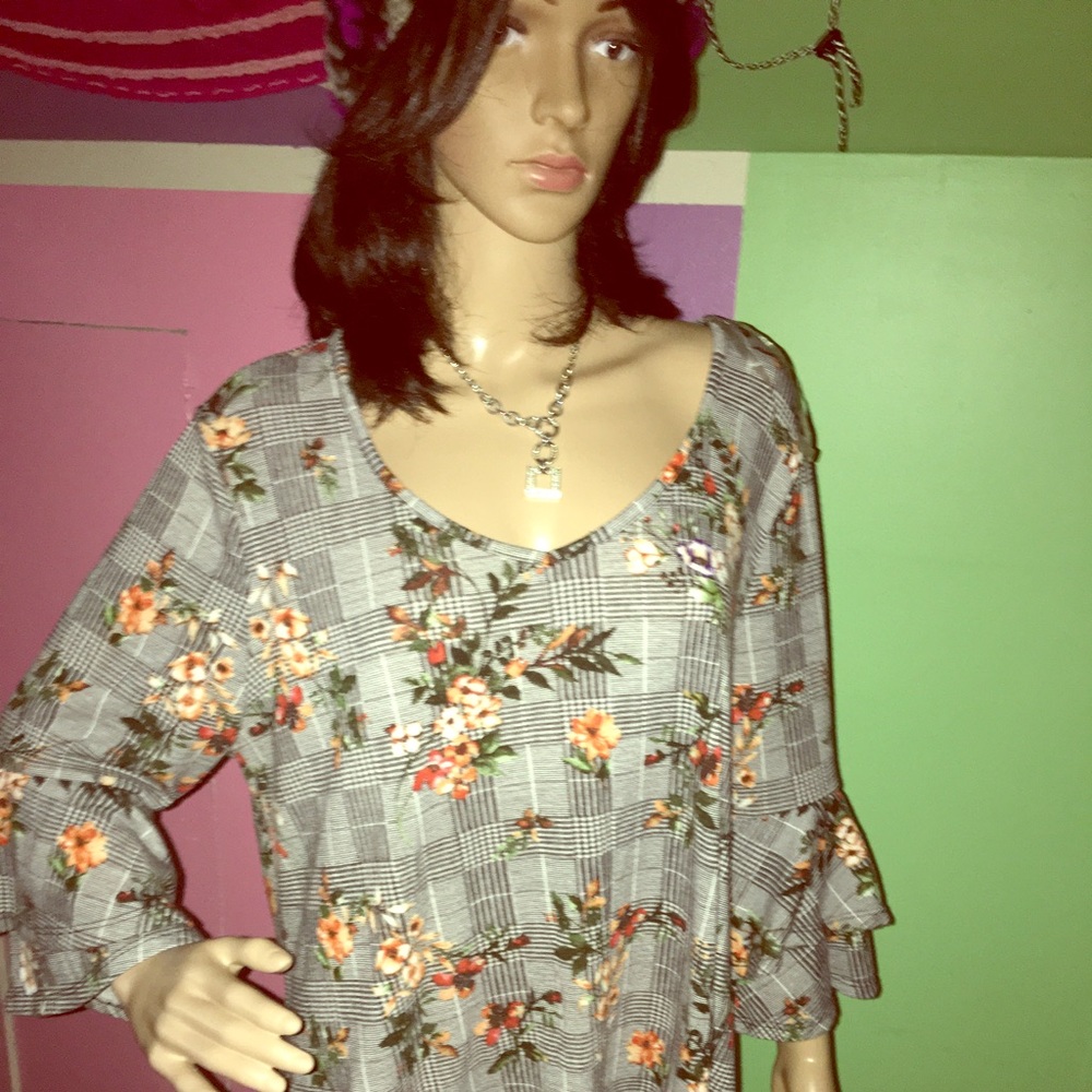 Bell sleeved Printed top